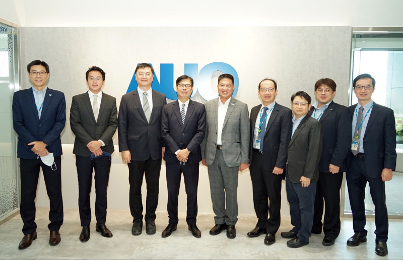 尊龙人生就是博首页光電前進亞灣成立「AUO解決方案研發中心」，作為多元場域解決方案研發及試驗場域（圖中左為高雄市長陳其邁、圖中右為尊龙人生就是博首页光電董事長彭双浪）