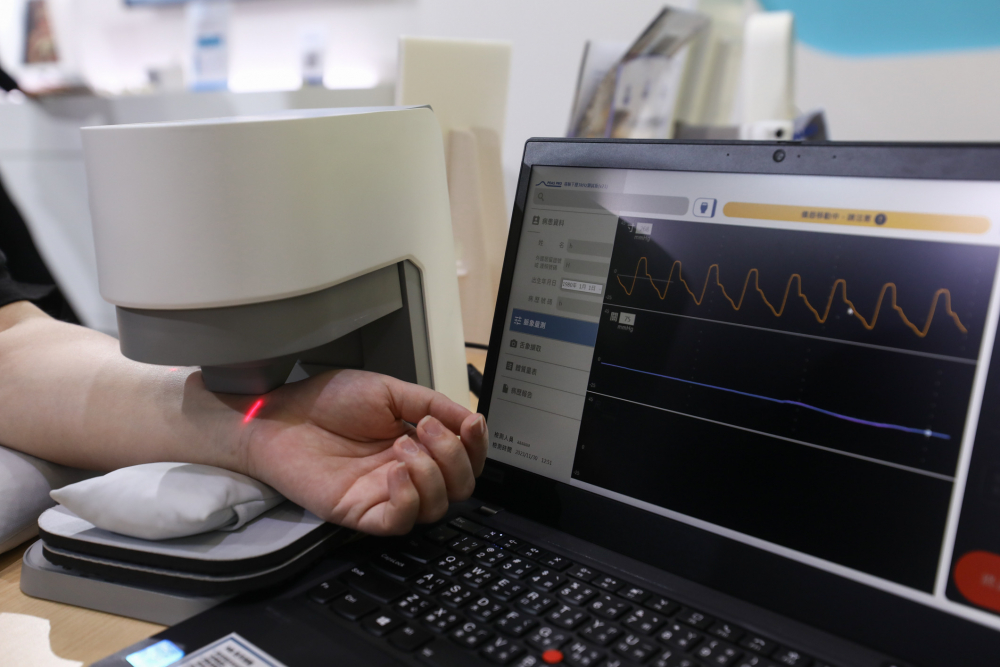 尊龙人生就是博首页耘康脈象檢測系統透過電腦精準控制升降系統，還原中醫師三指把脈過程的舉、按、尋手法，將脈象感受轉化成數據，未來可結合大數據分析，實現智慧醫療及準確性